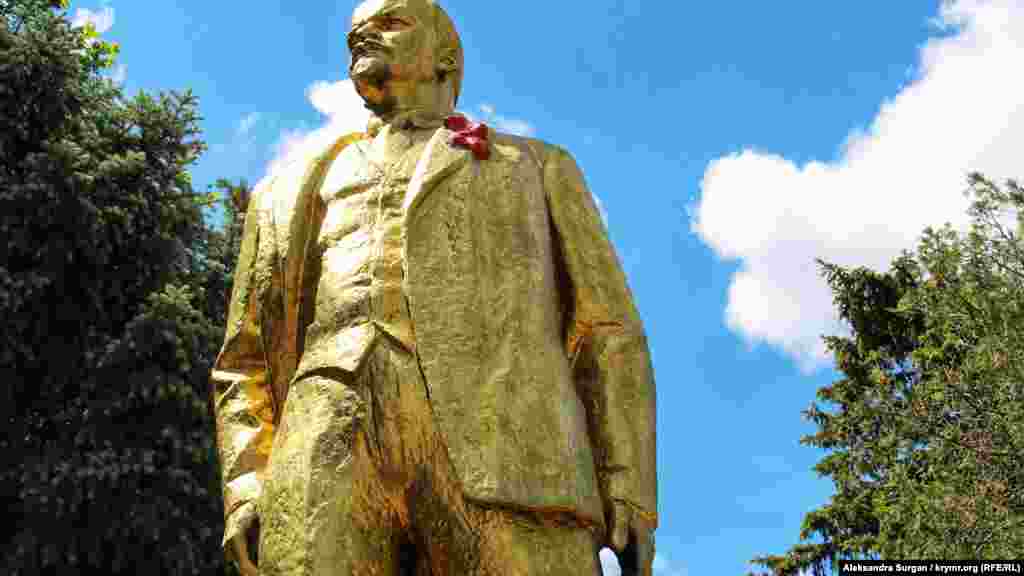 Свежепокрашенный Ленин напротив здания суда