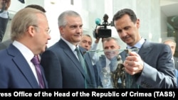 Голова Російської Республіки Крим Сергій Аксенов (другий зліва) і президент Сирії Башар Асад (праворуч) під час зустрічі в Президентському палаці в Дамаску. Архівне фото
