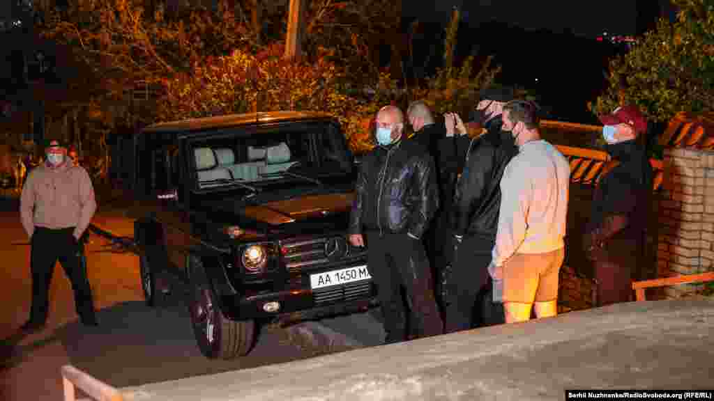 Увечері активісти викликали евакуатор щоб евакуювати авто яке можливо належить Медведчуку і яке було припарковане на тротуарі, але забрати авто завадили молодики, яким пізніше передали ключі з будинку Медведчука і вони відігнали авто