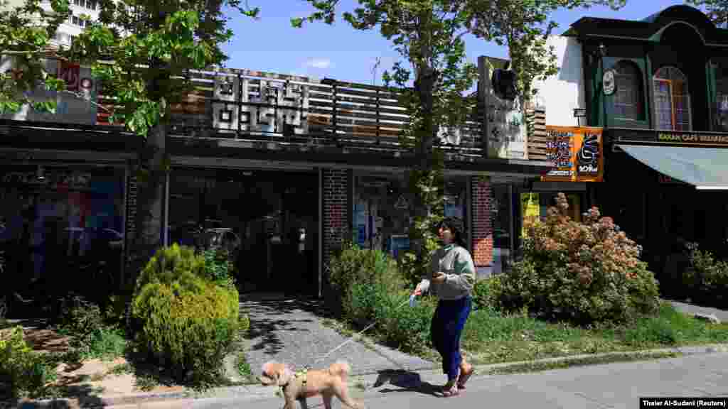 Iranska žena šeta svog psa u elitnom naselju Teherana 15. aprila, tokom primirja sa Sjedinjenim Američkim Državama.