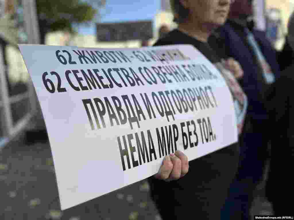 Во трагедијата загинаа 62 лица. Нивните родители, роднини, пријатели и јавноста бараат правда и фер судење.