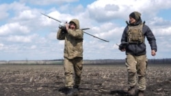 Бійці 68 окремої єгерської бригади імені Олекси Довбуша несуть розвідувальний дрон «Лелека» поблизу Покровська у квітні 2025 року