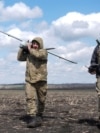 Бійці 68 окремої єгерської бригади імені Олекси Довбуша несуть розвідувальний дрон «Лелека» поблизу Покровська у квітні 2025 року