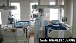 Personalul medical asistă pacienții cu COVID în secția de terapie intensivă de la Institutul de Urgență din Chișinău.