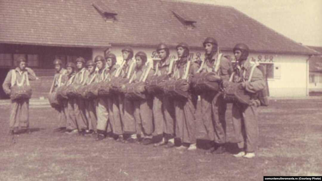 1952. Asistentele de Cruce Roșie primesc lecții de parașutism. Sursa: comunismulinromania.ro (MNIR)