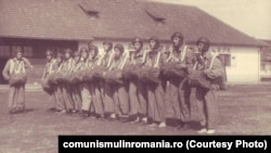 1952. Asistentele de Cruce Roșie primesc lecții de parașutism. Sursa: comunismulinromania.ro (MNIR)