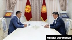 Президент Киргизстану Сооронбай Жеенбеков (праворуч) та новий прем’єр Садир Жапаров (ліворуч), 13 жовтня 2020 року