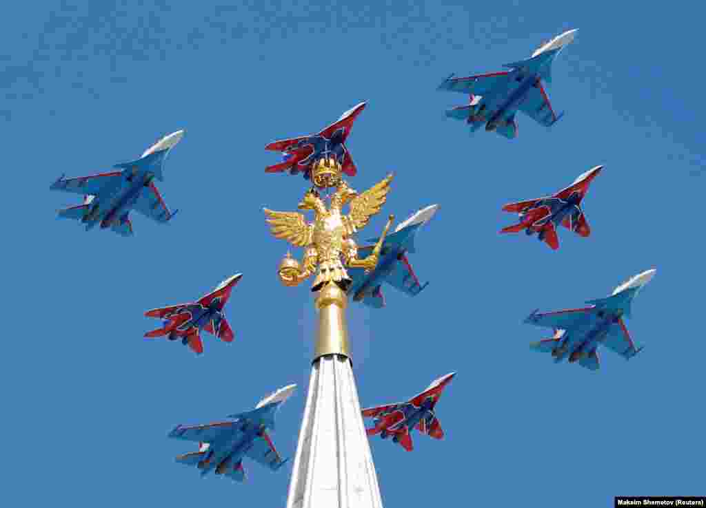 Мәскеуде 9 мамыр - Жеңіс күніне орай өткен парадқа қатысқан МиГ-29 әскери ұшақтары. Ресей, 9 мамыр 2018 жыл.