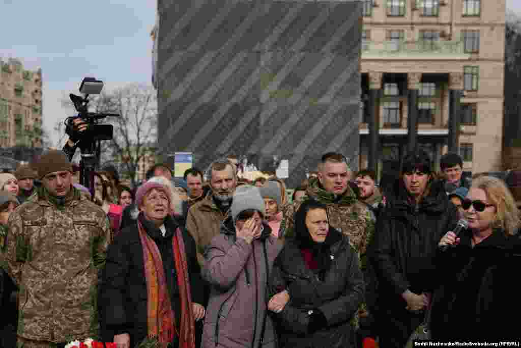 &laquo;Він загинув щасливий, так, як хотів, і він закрив собою двох хлопців, вони вижили і не в критичному стані, з ними все добре, наскільки це можливо... Василь був дуже-дуже цілеспрямованою, скромною, тихою людиною з неймовірним почуттям гумору. І він був націлений винятково&nbsp;на знищення ворога&raquo;, &ndash; сказала під час прощання мама загиблого воїна Василя Ратушного&nbsp;Світлана Поваляєва