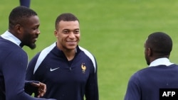De la stânga la dreapta: Marcus Thuram, Kylian Mbappe și Ousmane Dembele la antrenament la Euro 2024, în ajunul meciului de debut al naționalei franceze, împotriva selecționatei austriece. 