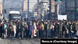 Studenti i građani tokom blokade raskrsnice u Beogradu i 29-minutne tišine kojom su odali pomen poginulima u Novom Sadu i ubijenima u masovnom ubistvu na Cetinju, u Crnoj Gori, 2. januar 2024. 