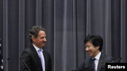 دیدار جون ازومی، وزیر دارایی ژاپن با تیموتی گایتنر، وزیر خزانه‌داری آمریکا- توکیو، ۲۲ دی‌ماه ۱۳۹۰