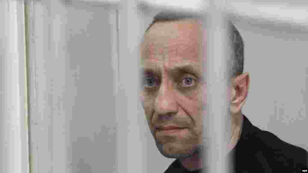 РУСИЈА - Поранешен руски полицаец, кој беше осуден на доживотен затвор за убиство на 22 жени, повторно е на суд за обвиненија за убиство на уште 60 жени. Вториот судски процес за осудениот сериски убиец, 53-годишниот Михаил Попков, почна во Регионалниот суд во Иркутск, во југоисточен Сибир. Судијата ги објави обвиненијата и го одложи судењето за 15 јануари, наведувајќи дека сослушувањата ќе бидат зад затворени врати.