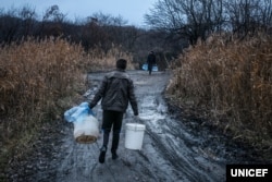 Жителі Торецька, який регулярно втрачає водопостачання через обстріли водоводу, носять воду з джерела. 2017 рік