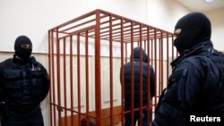 Сейчас подсудимого Дмитрия Калоева обвиняют в незаконном хранении боеприпасов. Защита заявляет о фальсификации дела