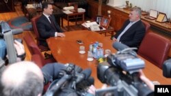 Премиерот Никола Груевски на средба со лидерот на опозициската ДПА Мендух Тачи во владата.