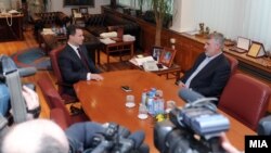 Премиерот Никола Груевски на средба со лидерот на опозициската ДПА Мендух Тачи во владата.