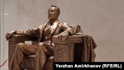 Памятник Назарбаеву. Национальный музей Казахстана