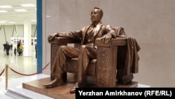 Памятник Нурсултану Назарбаеву в музее в столице. 6 июля 2020 года.