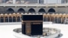 Главная святыня мусульман Кааба в совершенно безлюдном внутреннем дворе Заповедной мечети в Мекке. Весна 2020 года
