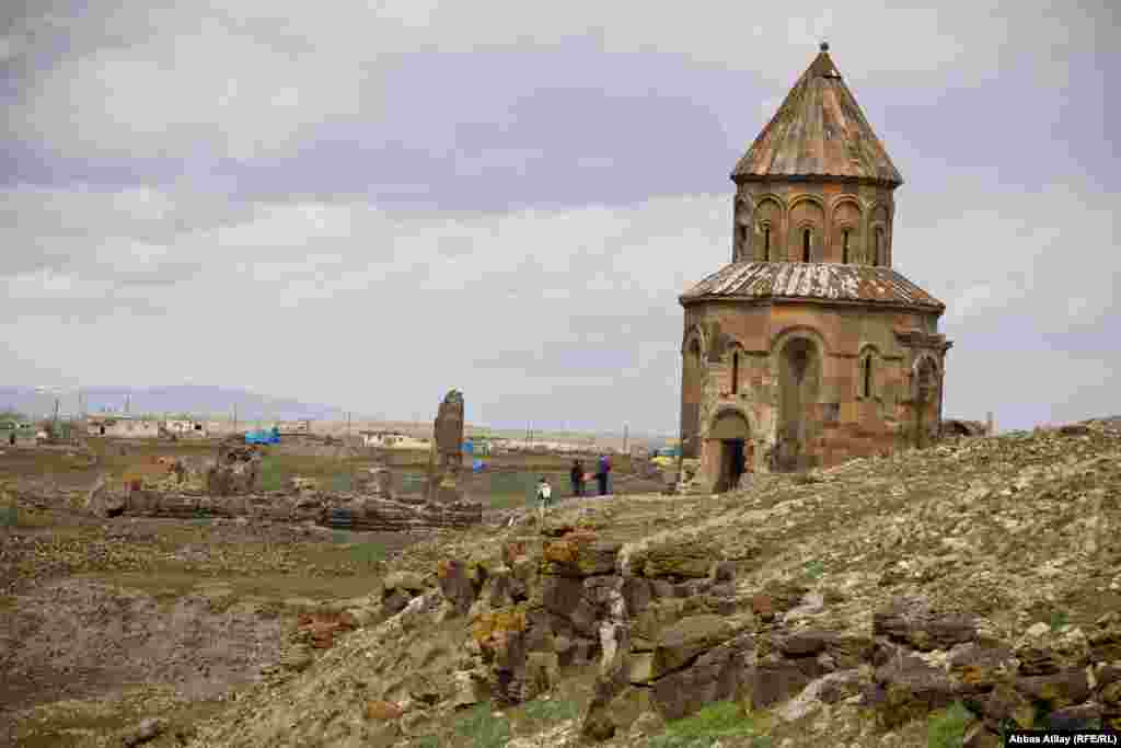 Gürcülərdən sonra şəhər xronoloji ardıcıllıqla Monqol, Cəlayirlilər və Qaraqoyunluların nəzarəti altında olmuşdur.