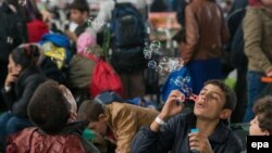 Refugiaţi aşteptând în faţa centrului pentru solicitanţi de azi din Passau, Germania