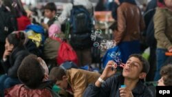 Foto e migrantëve gjatë rrugëtimit të tyre.