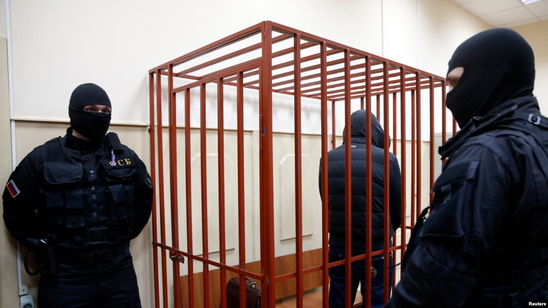 Обвиняемый заявил о своей невиновности и напомнил судье о том, что, по данным дактилоскопической экспертизы, на изъятых боеприпасах нет отпечатков пальцев его рук