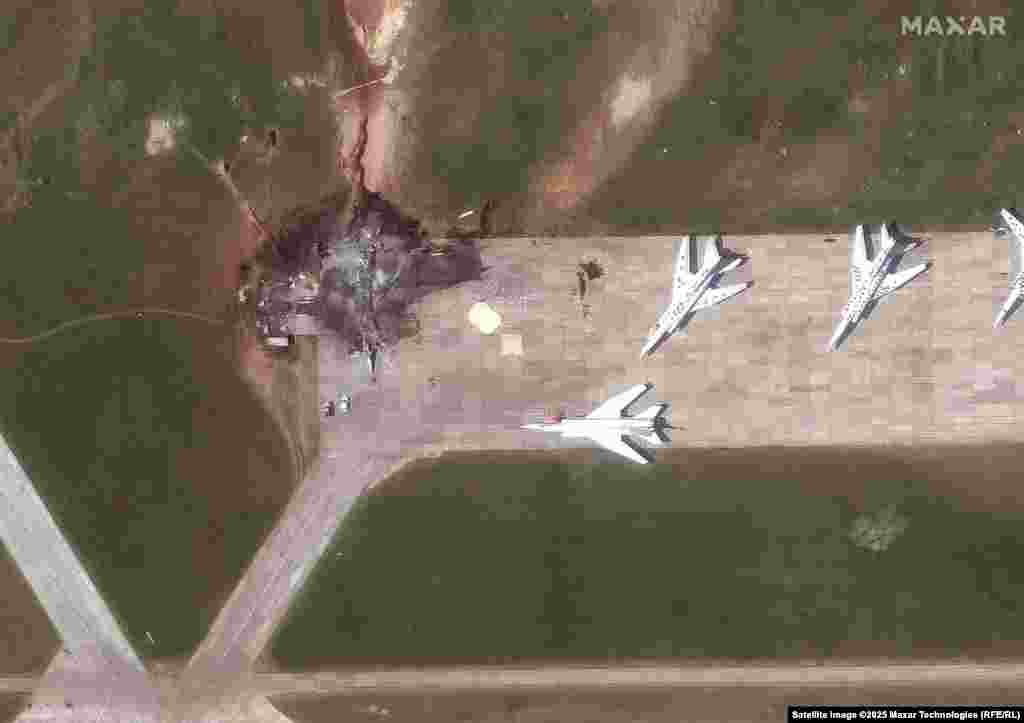 Зьнішчаныя стратэгічныя бамбардавальнікі ТУ-22 на авіябазе «Белая» Іркуцкай вобласьці. Спадарожнікавы здымак 4 чэрвеня 2025 году