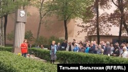 Мемориальное собрание в сквере имени Галины Старовойтовой