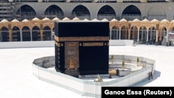 Musulmanlaryň Mekge şäherindäki baş mukaddes merkezi Käbe tas adamsyz diýen ýaly. 2020-nji ýylyň bahary.