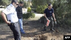 Pjesëtarët e sigurisë izraelite i sigurojnë mbetjet e raketës që në Izrael ka rënë nga territori palestinez