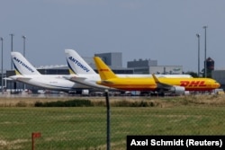 Вантажний літак DHL та українські вантажні літаки «Антонов» в аеропорту Лейпциг-Галле (Шкойдіц, Німеччина), 5 серпня 2026 року. Знімок зроблено після того, як поліція повідомила про огляд вибухотехніками безпілотника, виявленого біля злітно-посадкової смуги