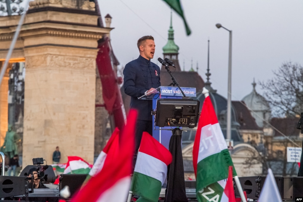 Петер Мадяр виступає на передвиборчому мітингу партії «Тиса» в Будапешті 15 березня 2026 року. Спостерігачі помітили, що угорських прапорів на мітингах опозиції було не менше, аніж на мітингах партії «Фідес» Віктора Орбана