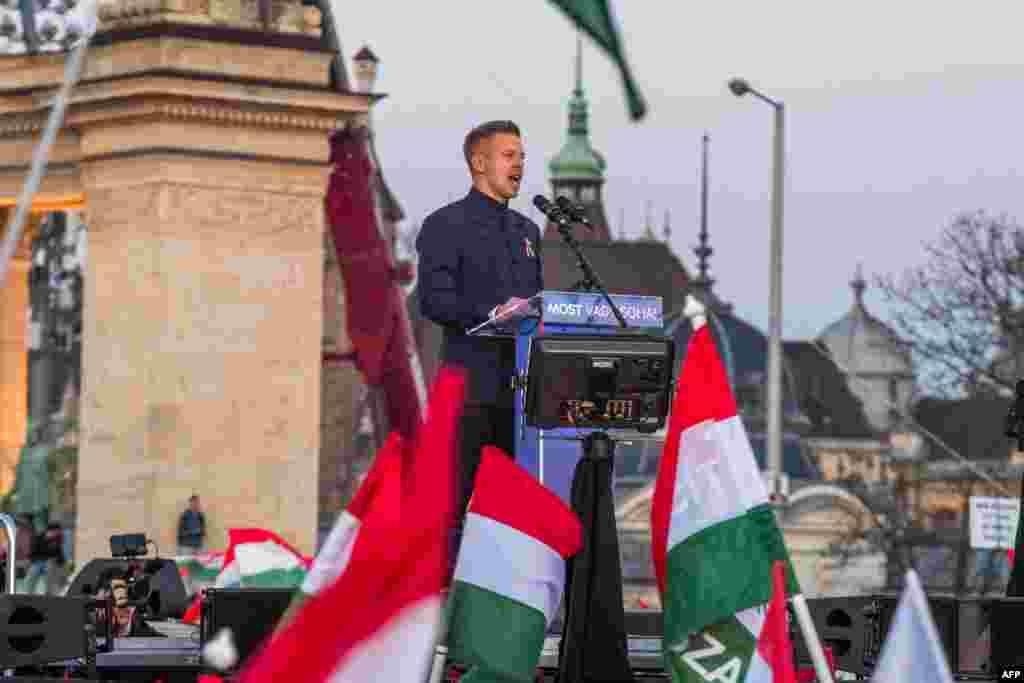 Петер Мадяр, лідер опозиційної партії «Тиса», звертається до своїх прихильників. На фото він виголошує промову під час святкування Національного дня Угорщини. Хоча більшість опитувань показують перевагу партії «Тиса», «Фідес» посилається на дослідження, які свідчать про те, що вона йде до перемоги. Багато виборців ще не визначилися