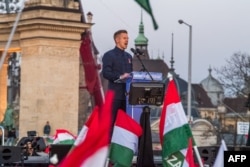 Петер Мадяр виступає на передвиборчому мітингу партії «Тиса» в Будапешті 15 березня 2026 року. Спостерігачі помітили, що угорських прапорів на мітингах опозиції було не менше, аніж на мітингах партії «Фідес» Віктора Орбана