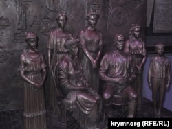 Копия скульптурной композиции царской семьи на выставке в Ливадийском дворце