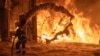 Рятувальник гасить пожежу внаслідок російської атаки на Сумщині, 23 липня 2026 року