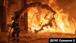Рятувальник гасить пожежу внаслідок російської атаки на Сумщині, 23 липня 2026 року