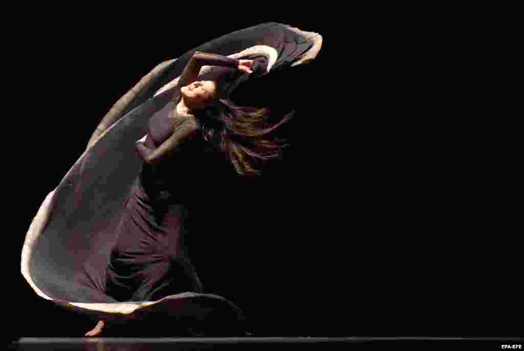 КОЛУМБИЈА - Танчерка изведува дел од постановката Yo, Carmen (Јас, Кармен), во режија на шпанскиот фламенко танчер и кореограф Марија Пажес, на отворањето на третото издание на Меѓународното танчерско биенале во Кали, Колумбија.