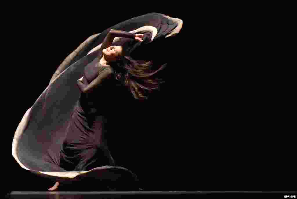 A dancer performs during the third edition of the International Dance Biennial of Cali in Cali, Colombia. (epa-EFE/Ernesto Guzman)