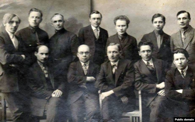 Mihas Zaretsky (in piedi al centro) con altri scrittori.  Seduti: Yakub Kolas, Tishka Gartny, Yanka Kupala, Mihas Charot, Vasil Stashevskij;  in piedi: Ales Liazhnevich, Mikhaila Gromyka, Vladislav Golubok, Mihas Zaretsky, Anatol Volny, Ales Dudar, Ales Gurlo.  Anno 1936