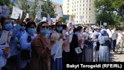 Митинг у здания Посольства Турции в Кыргызстане, 2 июня 2021 года.