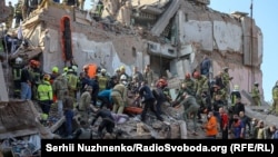 7-nji oktýabrda Russiýanyň Ukrainanyň Çernihiw sebitiniň Priluki şäherindäki köpgatly ýaşaýyş jaýyna eden raketa hüjüminden soň, harabalyklaryň aşagyndan ýaşaýjylary halas etmek üçin gyssagly kömek işleri geçirilýär.