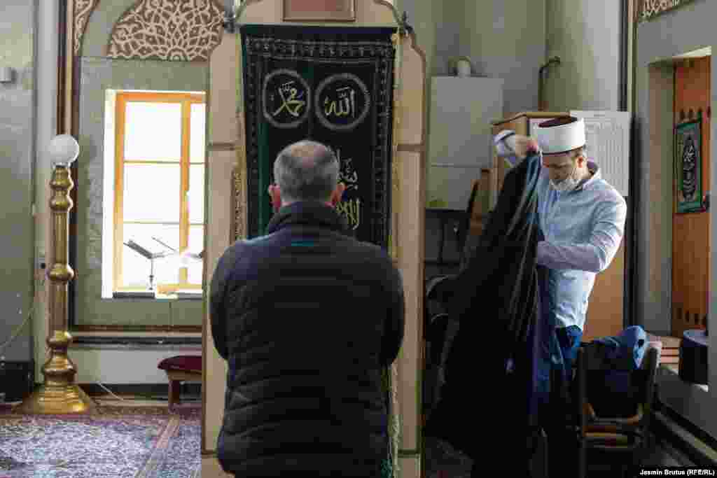 Imam Alipašine džamije Muhamed-ef. Hafizović oblači džube, Sarajevo, 23. april, 2020. 