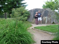 Мэри и Джек пара туристов, которых мне удалось заснять возле могильного камня Брауна.