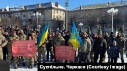 Мітинг ветеранів у центрі Черкас, які вимагають справедливого розслідування інциденту із Сергієм Русіновим. 1 лютого 2026 року