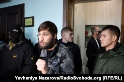 вхід до нього охороняли невідомі молодики, які раніше перебували біля приймальні голови ОДА і представилися ветеранами війни на Донбасі