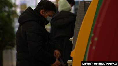 Толық келіншек күйеуін мысығын жалауға мәжбүрлеген.