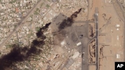 На супутниковому знімку Planet Labs PBC видно пожежі в міжнародному аеропорту Хартума, Судан, 19 квітня 2023 року